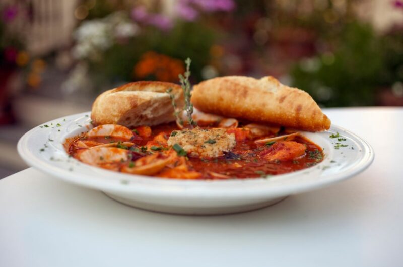 13 Delicious And Mouthwatering Foods To Serve With Cioppino