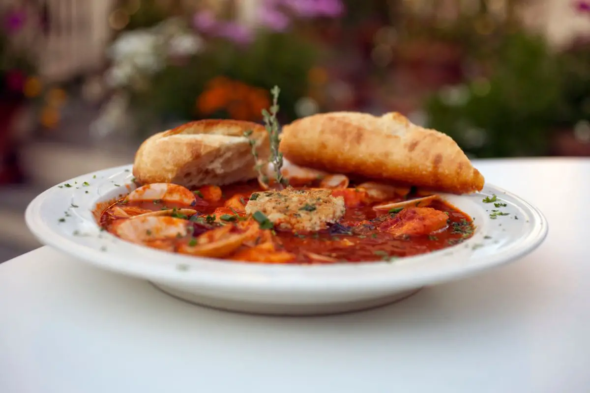 13 Delicious And Mouthwatering Foods To Serve With Cioppino