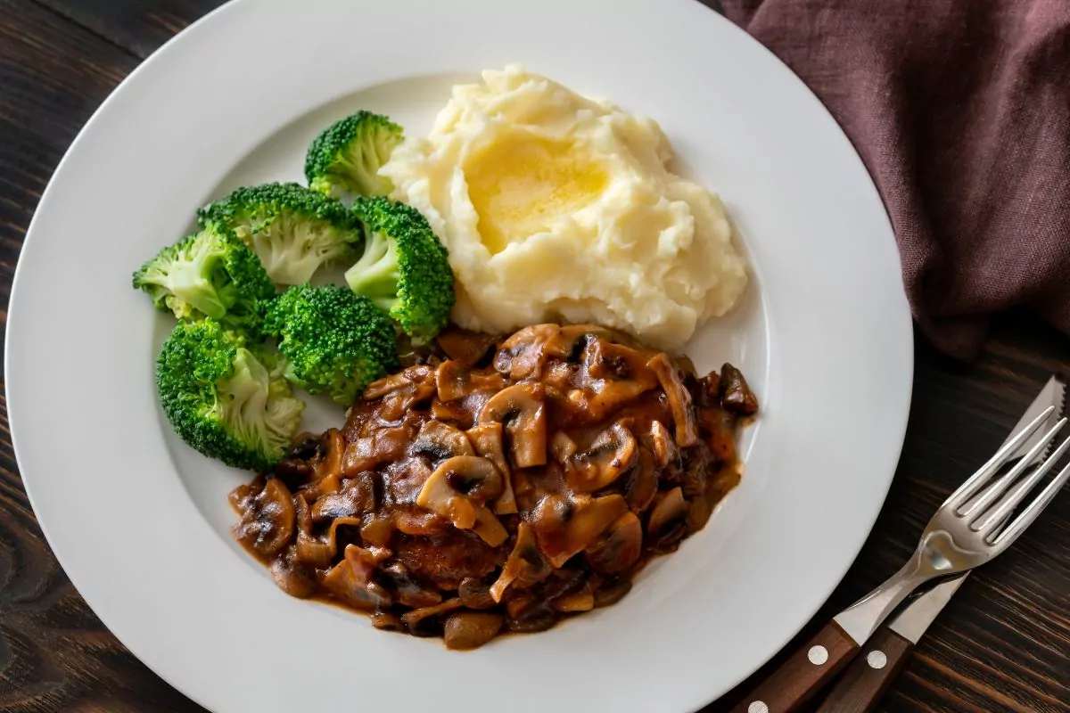 8 Amazing Side Dishes To Serve With Salisbury Steak